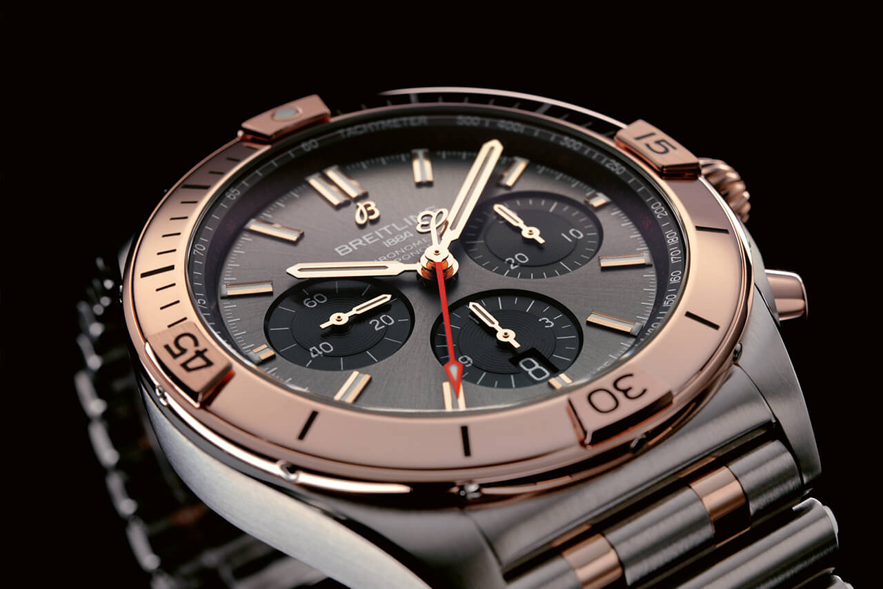 百年靈雙色 Chronomat B01 42 搭配無煙煤色表盤和黑色小表盤,以 18k 紅金表圈、表冠和按鈕為亮點_UB0134101B1U1