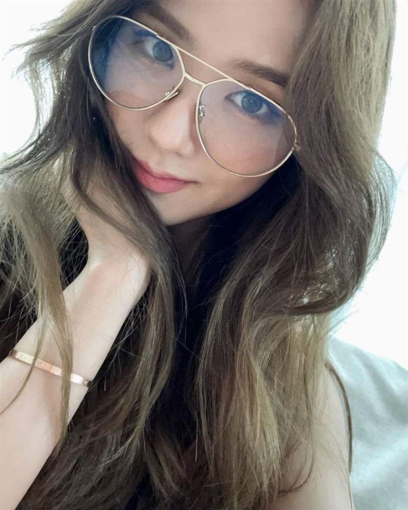 Jisoo私服珠寶手表造型特搜！「卡地亞Tank表、LOVE戒指」打造都會(huì)個(gè)性范本-復(fù)刻表