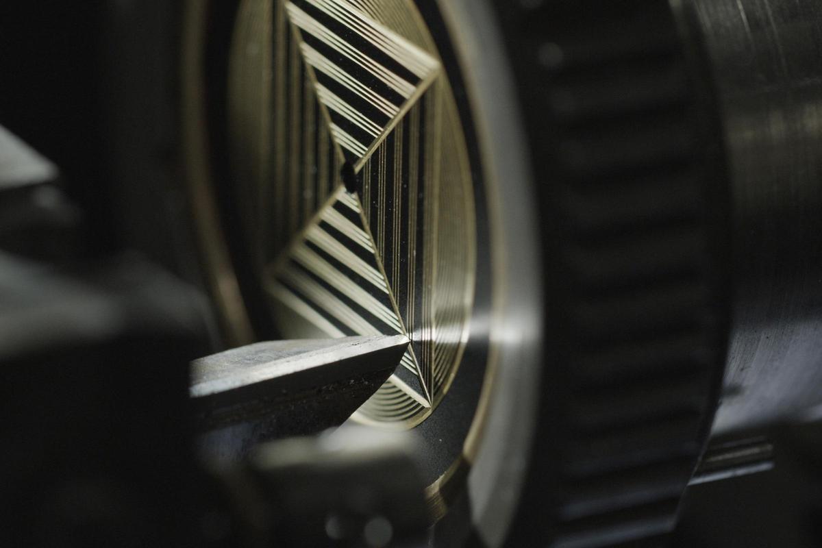 Louis Erard挑戰最親民的機刻雕花工藝?-復刻表