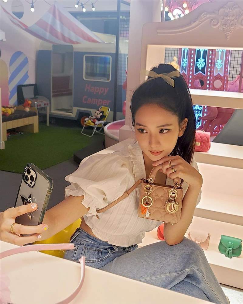 Jisoo私服珠寶手表造型特搜！「卡地亞Tank表、LOVE戒指」打造都會(huì)個(gè)性范本-復(fù)刻表