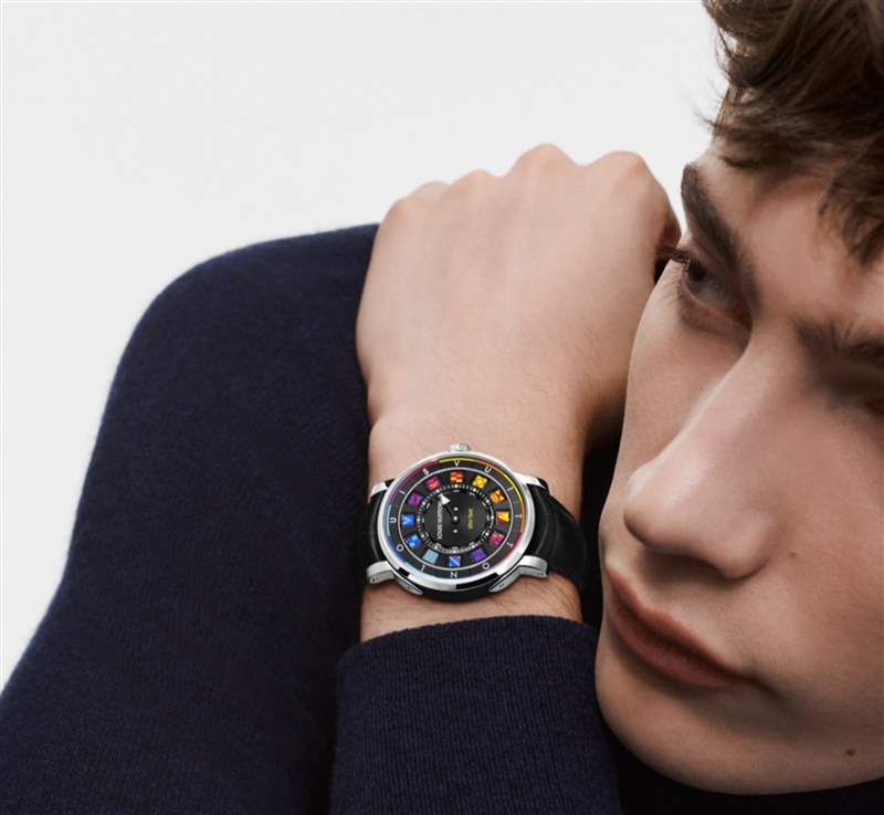 LV鋼殼手表二連發(fā)招牌翻轉(zhuǎn)數(shù)字方塊創(chuàng)新吸睛銀灰、彩色應(yīng)百客-復(fù)刻表