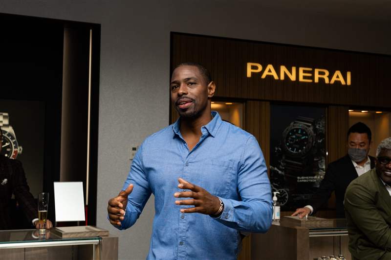 照片報(bào)道這群人聚集在一起慶祝通過(guò)黑人文化的鏡頭收集手表-復(fù)刻表