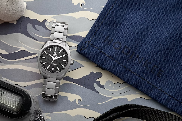 看電影喬治克魯尼試圖阻止他女兒的婚禮穿著歐米茄海馬Aqua Terra在“天堂門票”中-復(fù)刻表