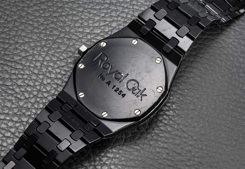 香奈兒設(shè)計師和哥特勛爵卡爾·拉格斐佩戴的皇家橡樹-復(fù)刻表