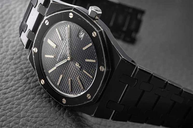 香奈兒設(shè)計師和哥特勛爵卡爾·拉格斐佩戴的皇家橡樹-復(fù)刻表