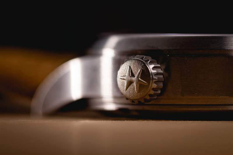 推出全新漢密爾頓卡其野戰(zhàn)系列鈦金屬自動腕表，演繹經(jīng)典設(shè)計-復(fù)刻表