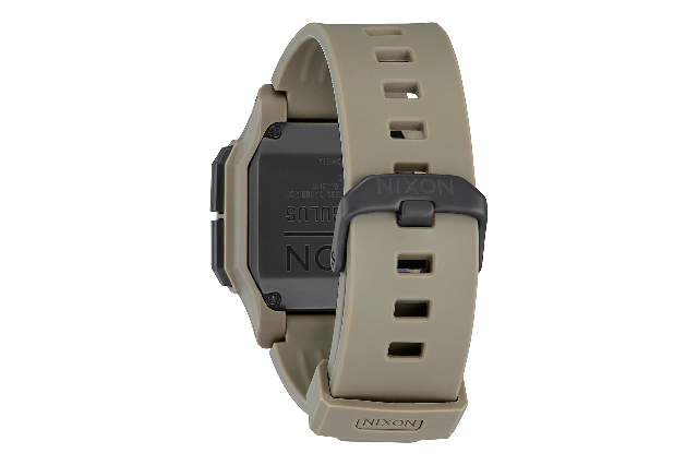 看電影琳達漢密爾頓殺死了戴著數字尼克松手表的電子人，在她的回歸中飾演莎拉康納在“終結者：黑暗命運”中-復刻表