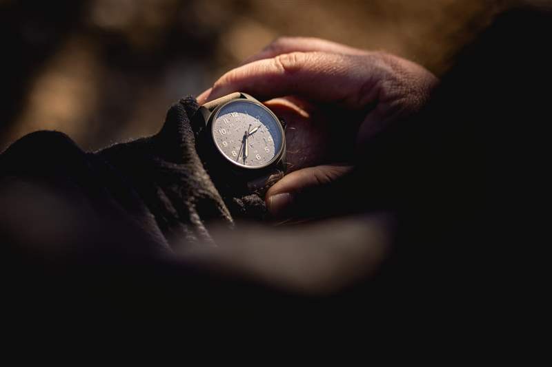 推出全新漢密爾頓卡其野戰(zhàn)系列鈦金屬自動腕表，演繹經(jīng)典設(shè)計-復(fù)刻表