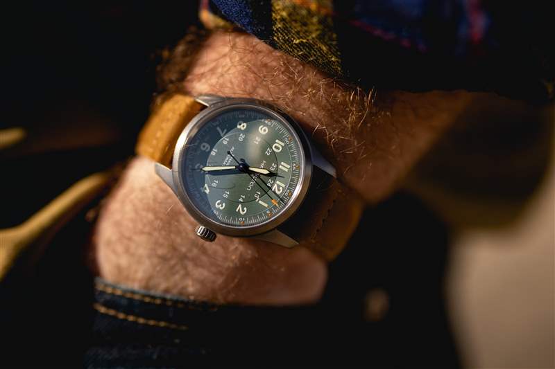 推出全新漢密爾頓卡其野戰(zhàn)系列鈦金屬自動腕表，演繹經(jīng)典設(shè)計-復(fù)刻表