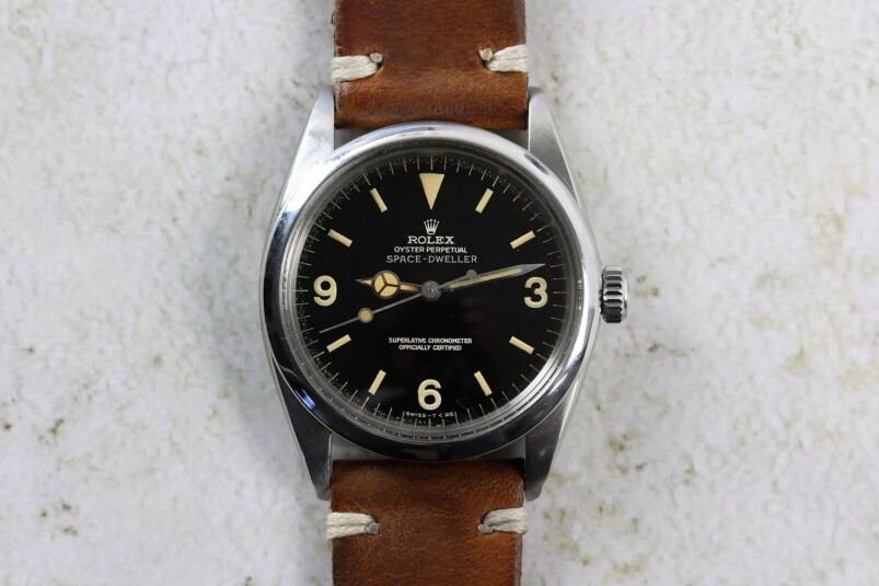 同樣是1016,但這款表面12點位置的「EXPLORER」消失了,改為「SPACE DWELLER」一行英文字。 背后原 回顧Rolex Explorer歷史|369豈止是勞力士入門表!-復(fù)刻表