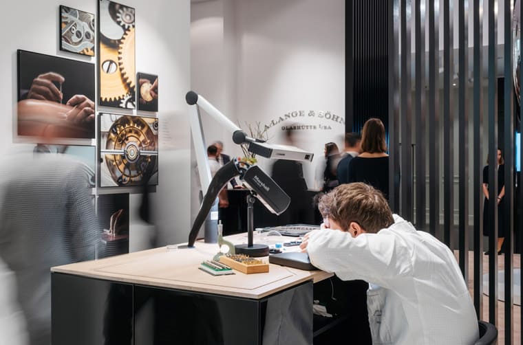 倫敦哈洛德百貨出現一支超巨大朗格Odysseus計時碼表比實表大50倍!-復刻表