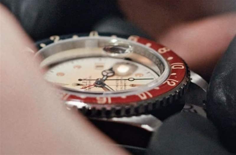 改裝錶品牌在改造手錶前,先將手錶重新修復,接著便開始進行一連串的仿舊設計改造。(IG@artisansdegeneve) 勞力士GMT百事圈改裝成偽古董手表老千表主命名「Uncatchable」-復刻表