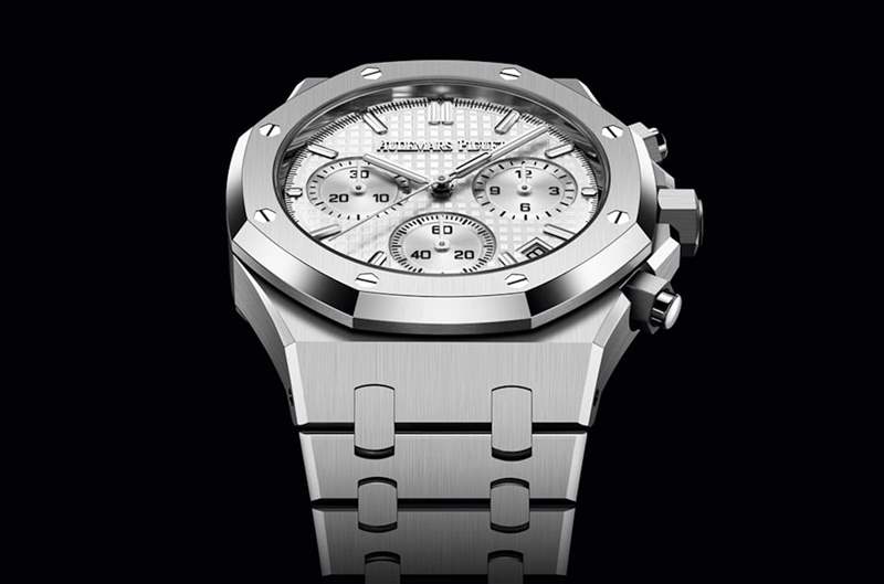 不鏽鋼白面皇家橡樹自動上鍊計時碼錶原本行情就是三款中較低的,一年前後它的身價也下滑達40%。(AUDEMARS PIGUET) AP皇家橡樹最新行情出爐愛彼自動計時碼表一年前后價格縮水4成-復(fù)刻表