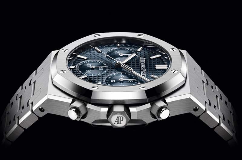 不銹鋼藍面的皇家橡樹自動上鏈計時碼表二級市場價格最佳,不過與2022年8月相比,它的國外報價已經(jīng)下滑39%之多。 (AUDEMARS PIGUET) AP皇家橡樹最新行情出爐愛彼自動計時碼表一年前后價格縮水4成-復(fù)刻表