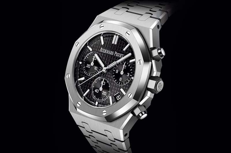 不鏽鋼黑面皇家橡樹自動上鍊計時碼錶目前國外報價約55,400美金,一年前後下滑幅度是藍面、黑面與白面中最多的。(AUDEMARS PIGUET) AP皇家橡樹最新行情出爐愛彼自動計時碼表一年前后價格縮水4成-復(fù)刻表